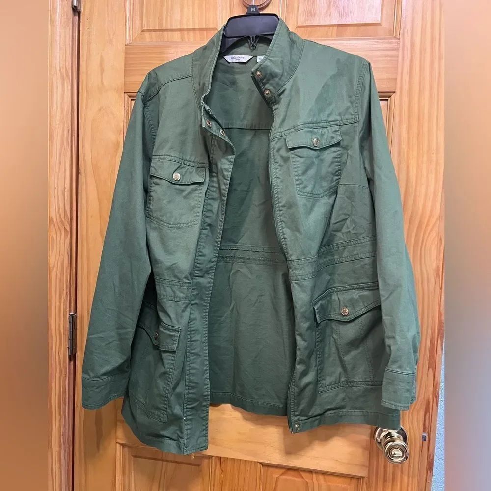 Liz Claiborne size 1X army green jacket with gold tone metal